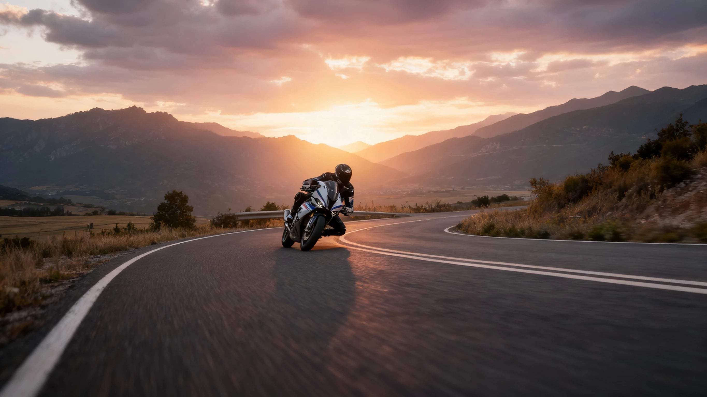 Un pilota di corsa guida una BMW 1000RR per la strada