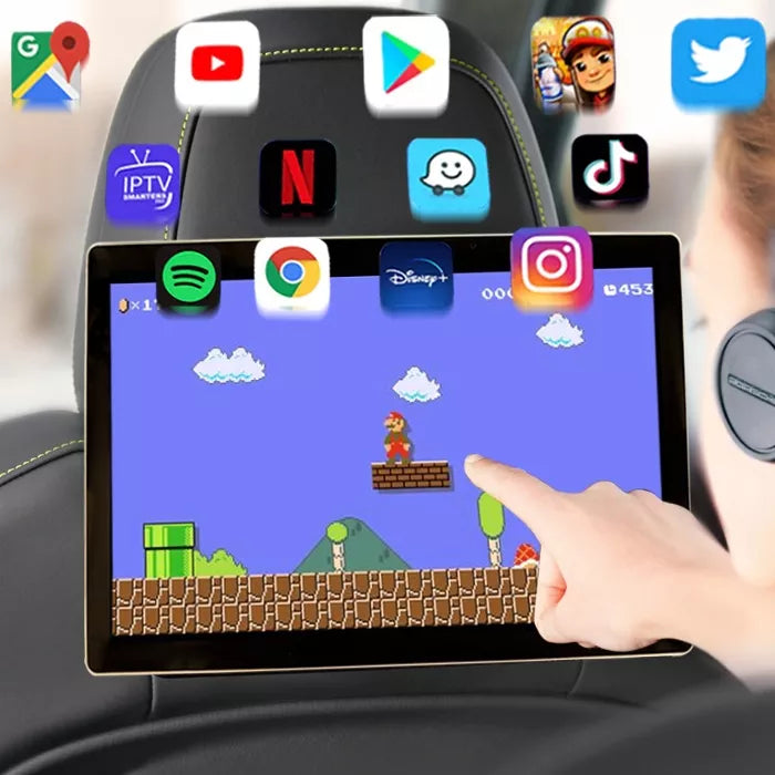 Esperienza di gioco immersiva: schermo touch del sistema di intrattenimento posteriore con app e una mano che interagisce con l'interfaccia.